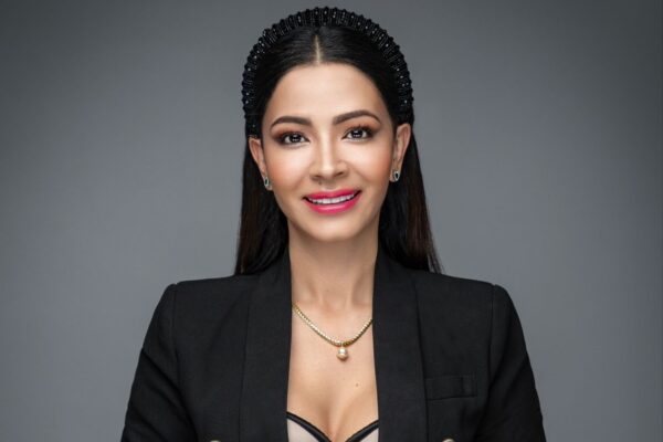 Image of Diana Cañas, visionary entrepreneur, founder, and CEO of 10ka NFT, a pioneer in the digital fashion and technology industry. She is shown as a confident and forward-thinking leader, embodying a fusion of fashion and technology.