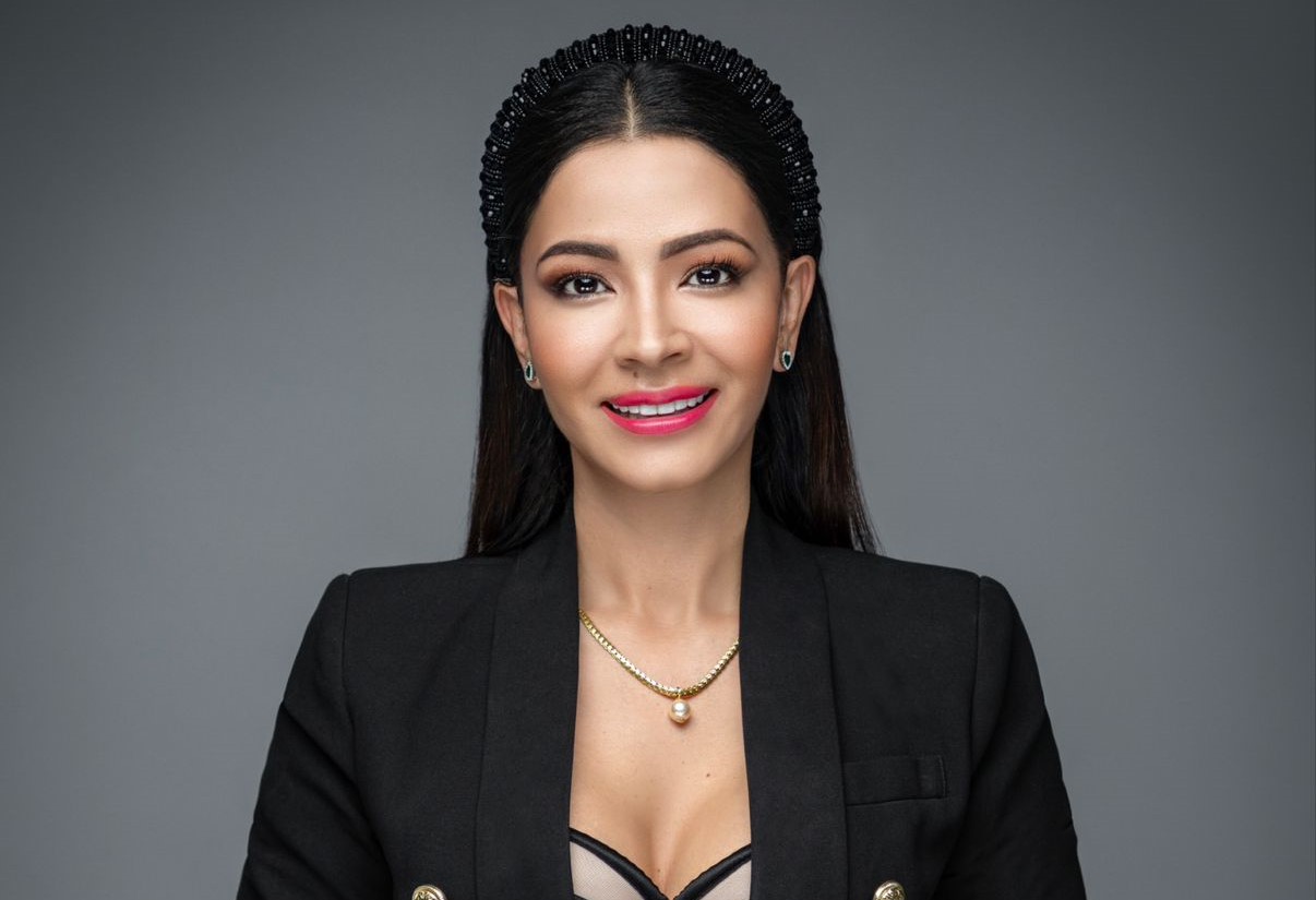 Image of Diana Cañas, visionary entrepreneur, founder, and CEO of 10ka NFT, a pioneer in the digital fashion and technology industry. She is shown as a confident and forward-thinking leader, embodying a fusion of fashion and technology.