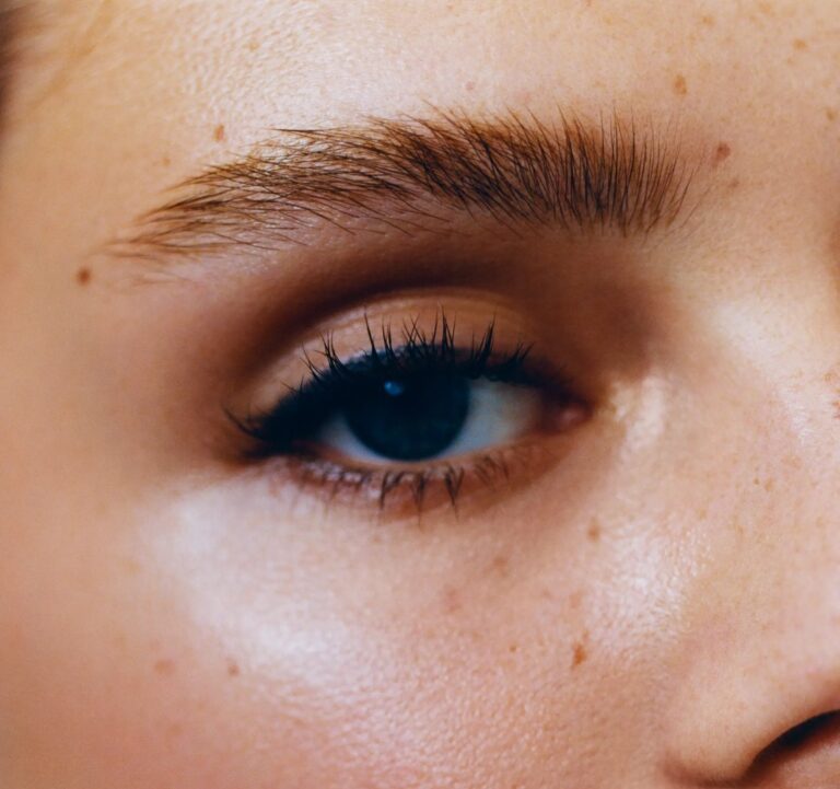 Unlocking the Secret to Stunning Lashes: The Power of Eyelash Growth Serums