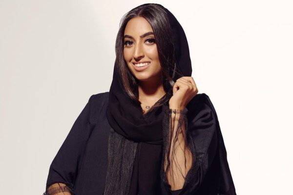 A portrait of Emon Shakoor, a Saudi neuroscience researcher turned venture capitalist and founder of Blossom Accelerator, Saudi Arabia's first female-focused tech-inclusion accelerator. Emon is seen as a confident and inspiring leader, symbolizing empowerment and innovation in the world of entrepreneurship and investment.