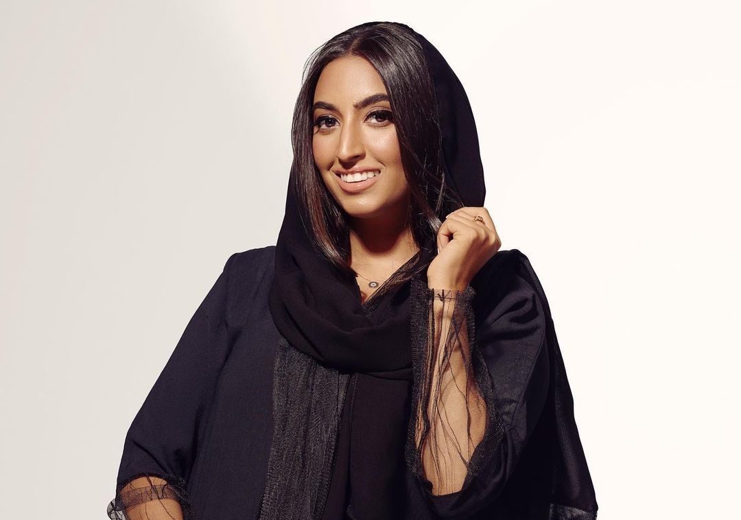 A portrait of Emon Shakoor, a Saudi neuroscience researcher turned venture capitalist and founder of Blossom Accelerator, Saudi Arabia's first female-focused tech-inclusion accelerator. Emon is seen as a confident and inspiring leader, symbolizing empowerment and innovation in the world of entrepreneurship and investment.